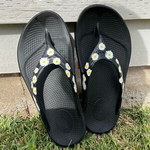 Oofos daisy floral flower slipper shoes thongs 6 Oolala
